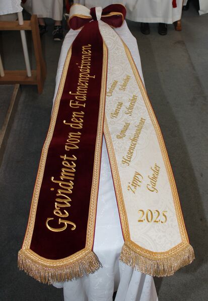 Datei:Fahnenband-2025.jpg