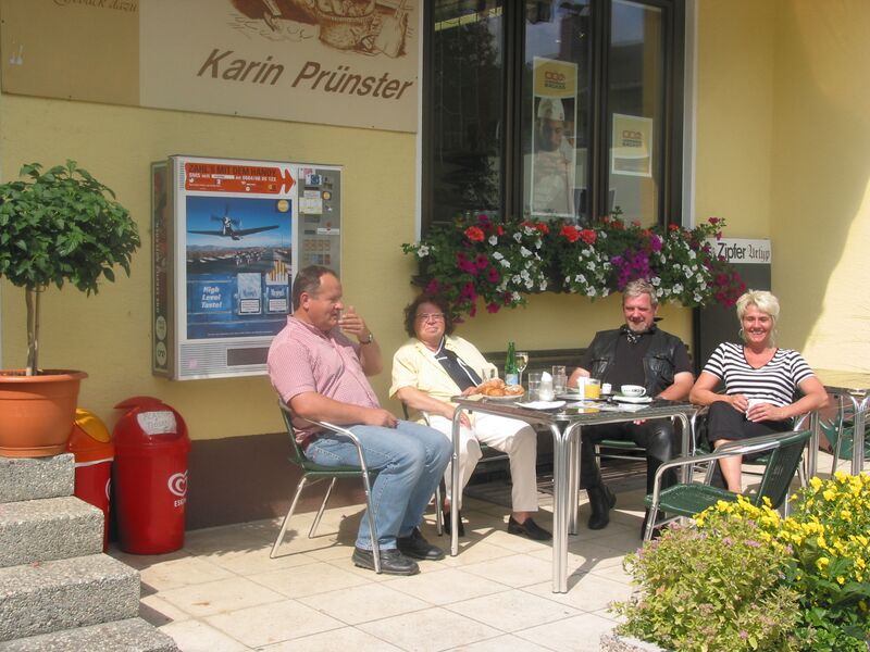 Datei:Vorplatz-2007.JPG