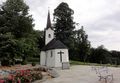 Kronbergkapelle mit Vorplatz und Steintisch. Ostansicht.