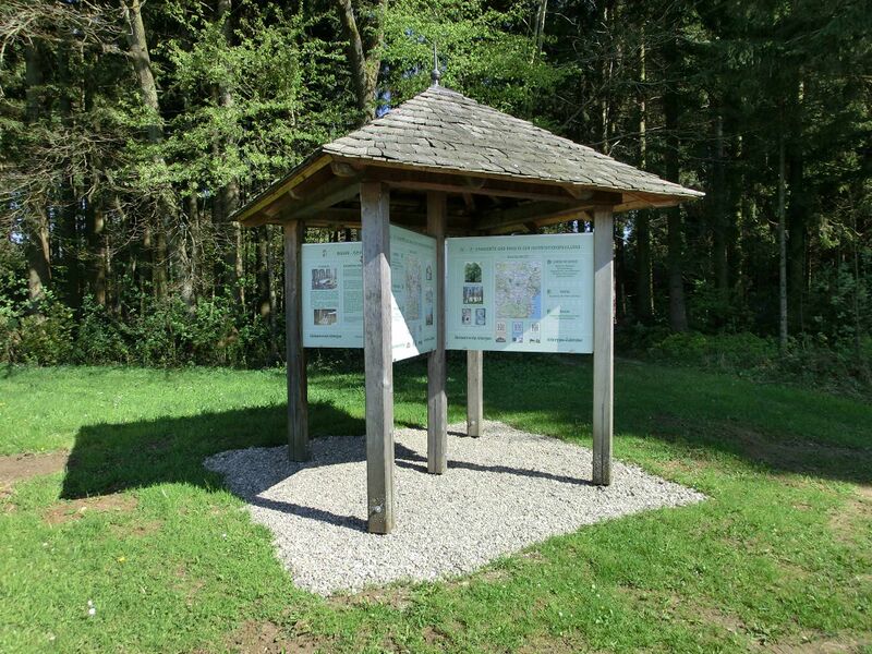 Datei:Pavillon Baum.jpg