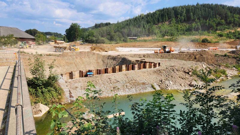 Datei:Hochwasserretentionsbecken in Bau 20260730.jpg
