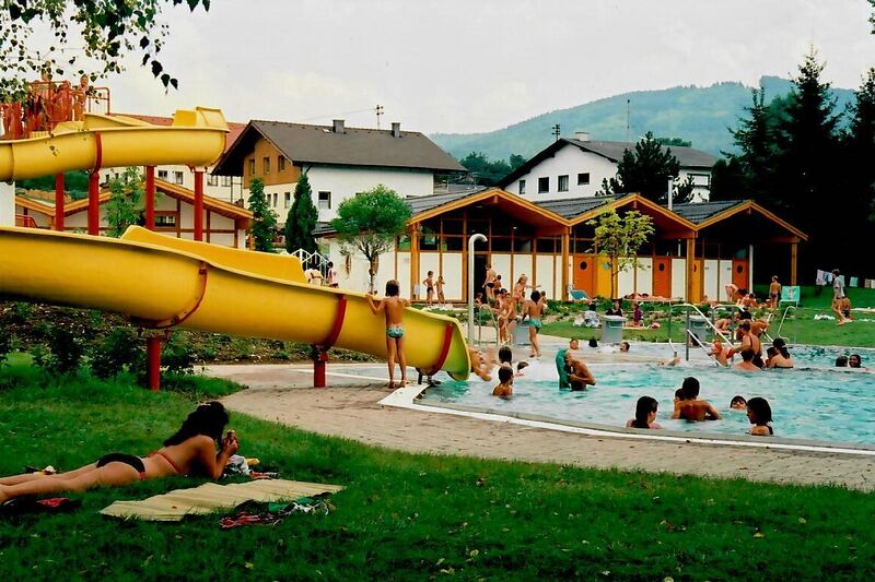 Datei:Schwimmbad.jpg